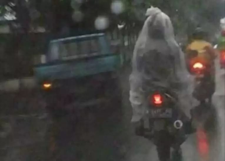 siasat nyeleneh orang jalani musim hujan berbagai sumber