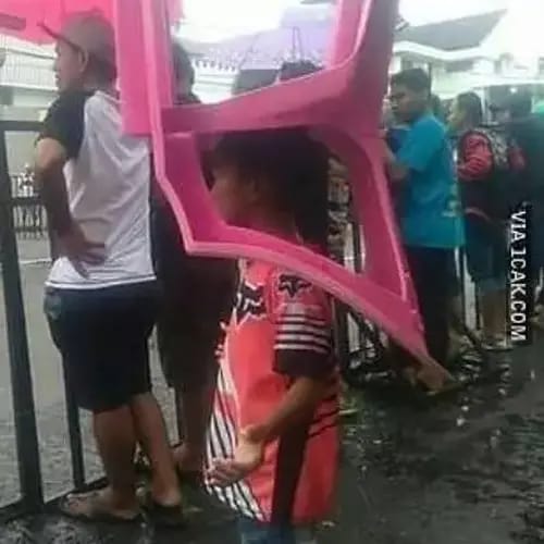 siasat nyeleneh orang jalani musim hujan berbagai sumber