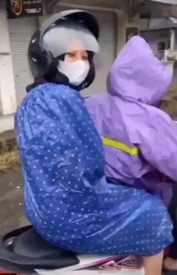 siasat nyeleneh orang jalani musim hujan berbagai sumber