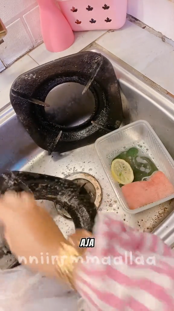 Bukan digosok sitrun, ini cara ampuh enyahkan kerak gosong di tungku kompor pakai 3 bahan dapur