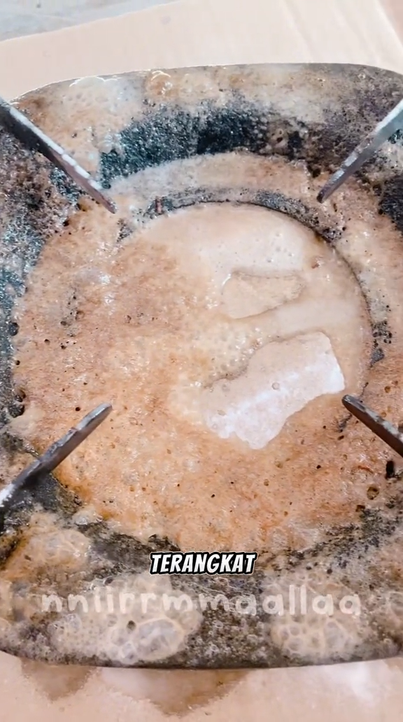 Bukan digosok sitrun, ini cara ampuh enyahkan kerak gosong di tungku kompor pakai 3 bahan dapur