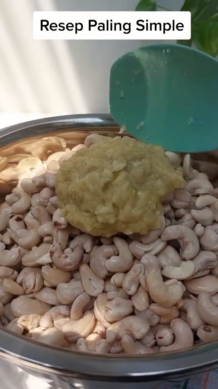 Tanpa perlu direbus dulu, ini cara menggoreng kacang mete agar bumbunya meresap dan renyah tahan lama