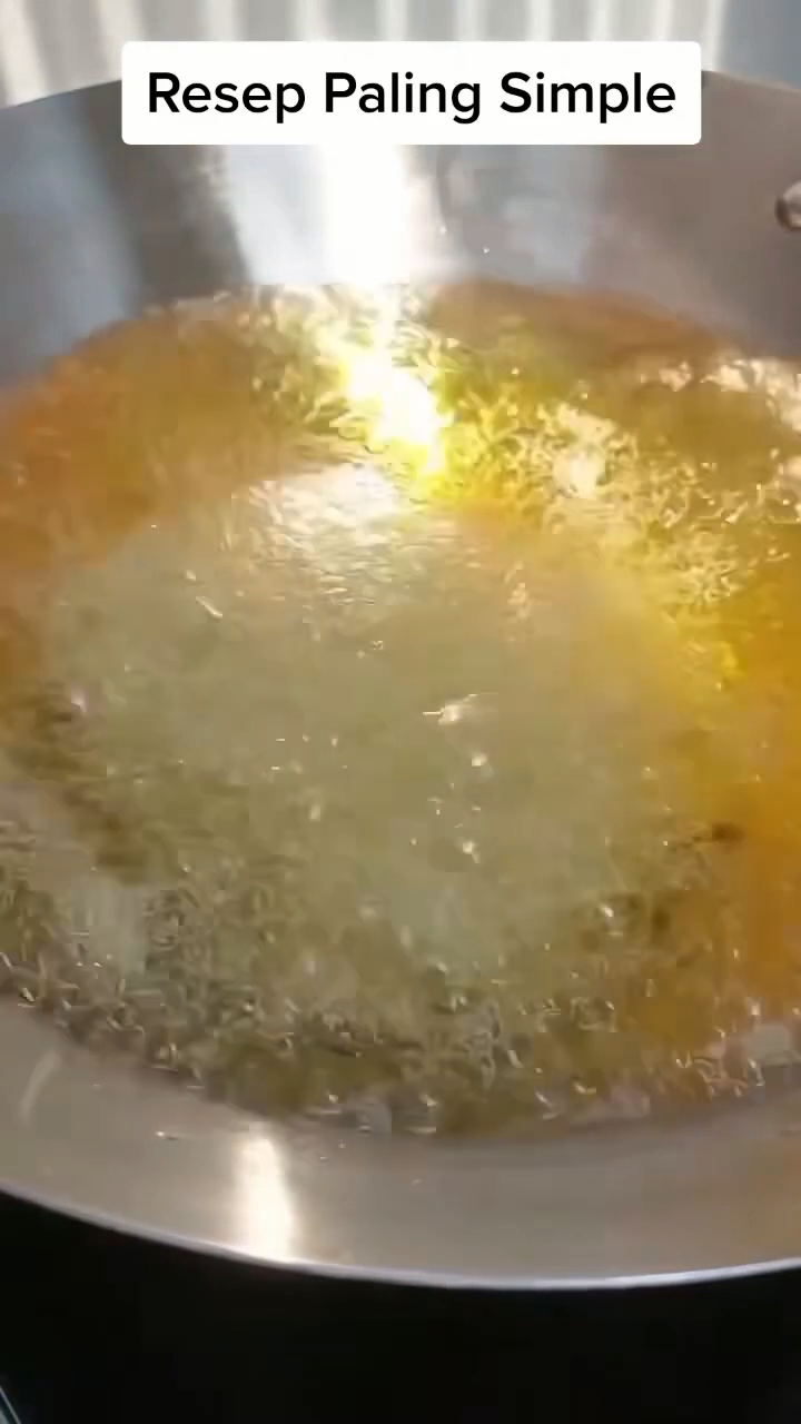 Tanpa perlu direbus dulu, ini cara menggoreng kacang mete agar bumbunya meresap dan renyah tahan lama