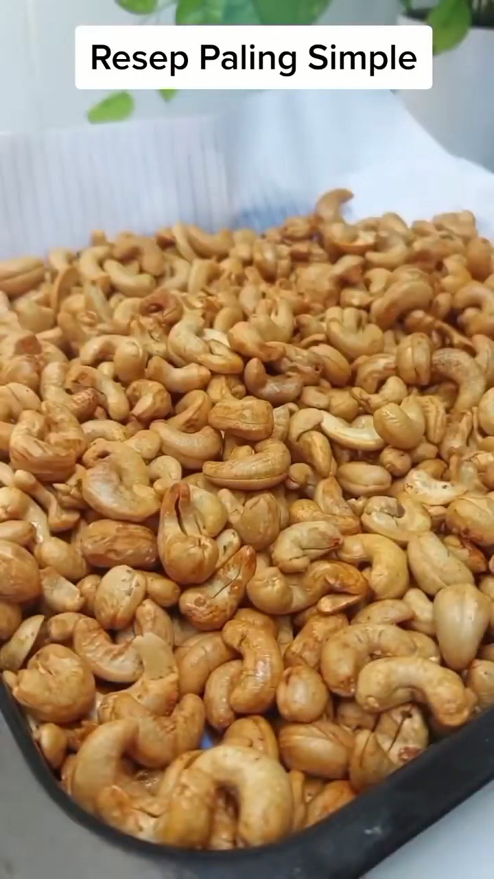 Tanpa perlu direbus dulu, ini cara menggoreng kacang mete agar bumbunya meresap dan renyah tahan lama