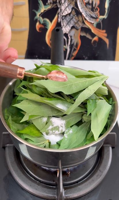 Auto empuk dalam 3 menit, begini trik bapak-bapak merebus daun singkong agar warnanya tetap hijau
