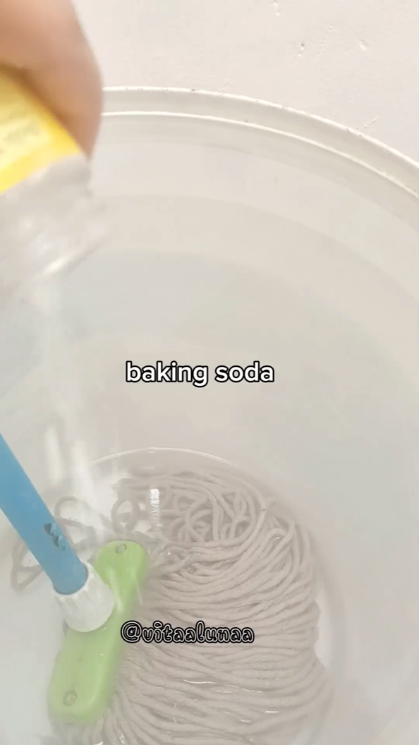 Tanpa perlu dikucek sitrun, ini cara memutihkan kain pel dekil dan bau amis pakai 3 bahan dapur