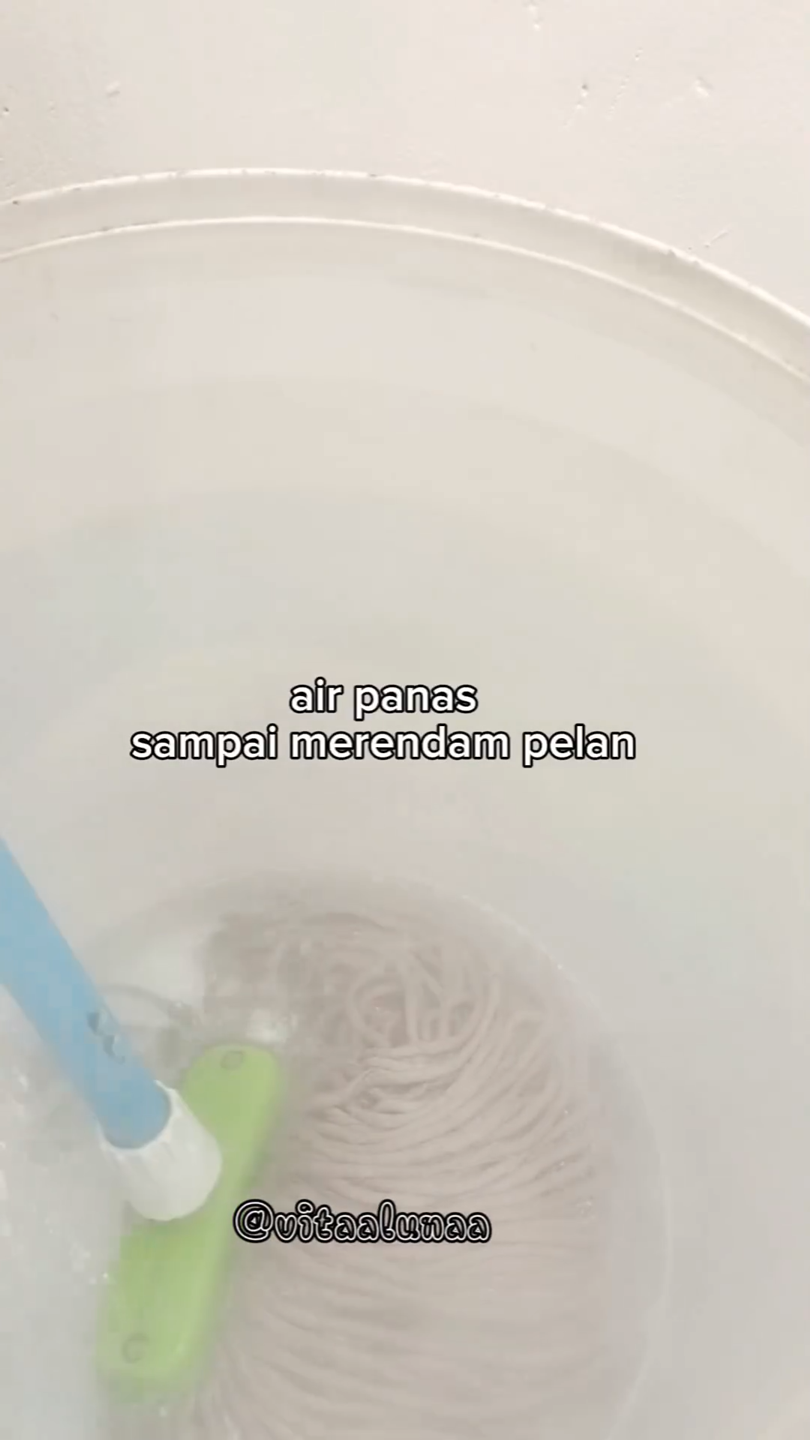 Tanpa perlu dikucek sitrun, ini cara memutihkan kain pel dekil dan bau amis pakai 3 bahan dapur