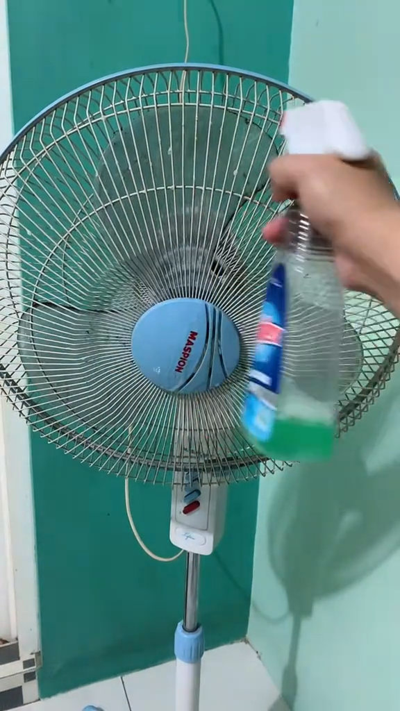 Kinclong dalam 15 menit, ini cara bersihkan debu kipas angin tanpa dibongkar cuma pakai 2 bahan dapur