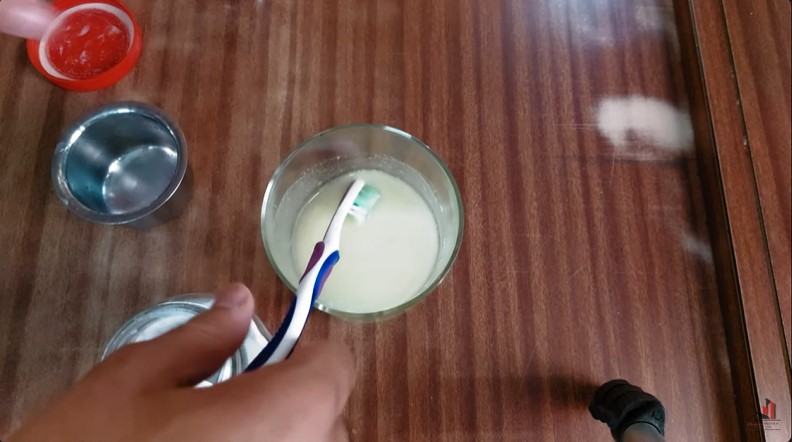 Tanpa digosok sabun cuci piring, ini cara usir noda kerak di pintu kamar mandi pakai 3 bahan dapur