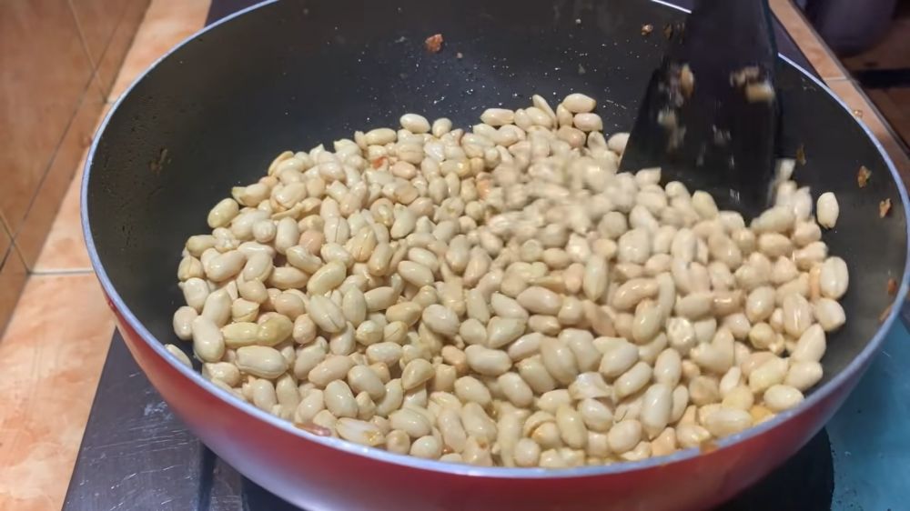 Tanpa direndam air, ini trik menggoreng kacang bawang agar gurih dan tetap renyah sampai sebulan
