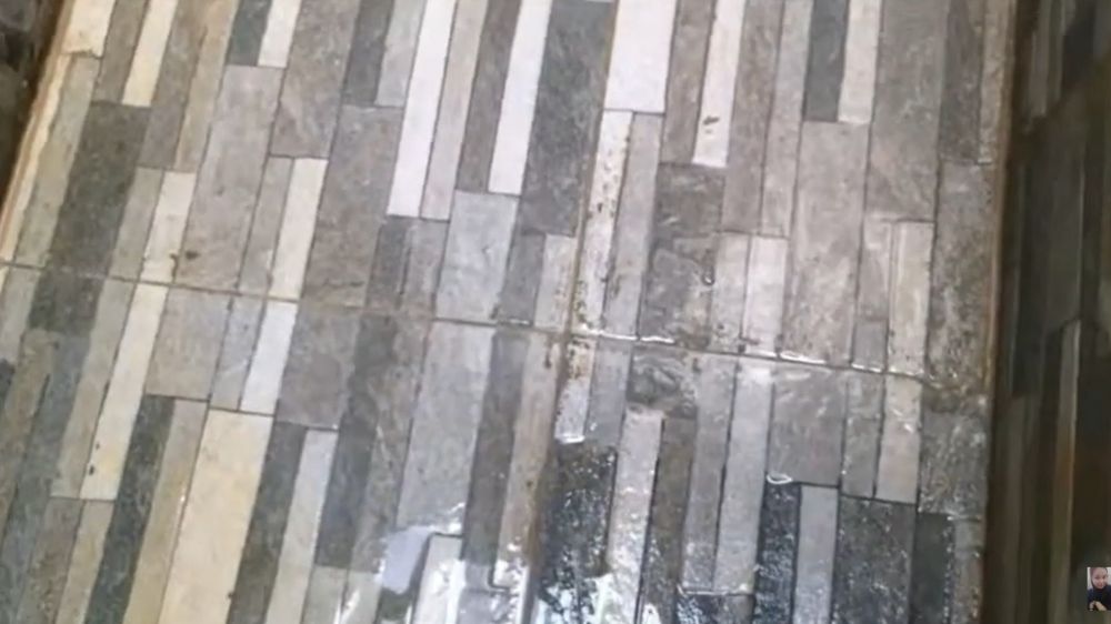 Tanpa diberi sitrun, ini trik bersihkan kerak kuning keramik kamar mandi cuma pakai 1 bahan kue