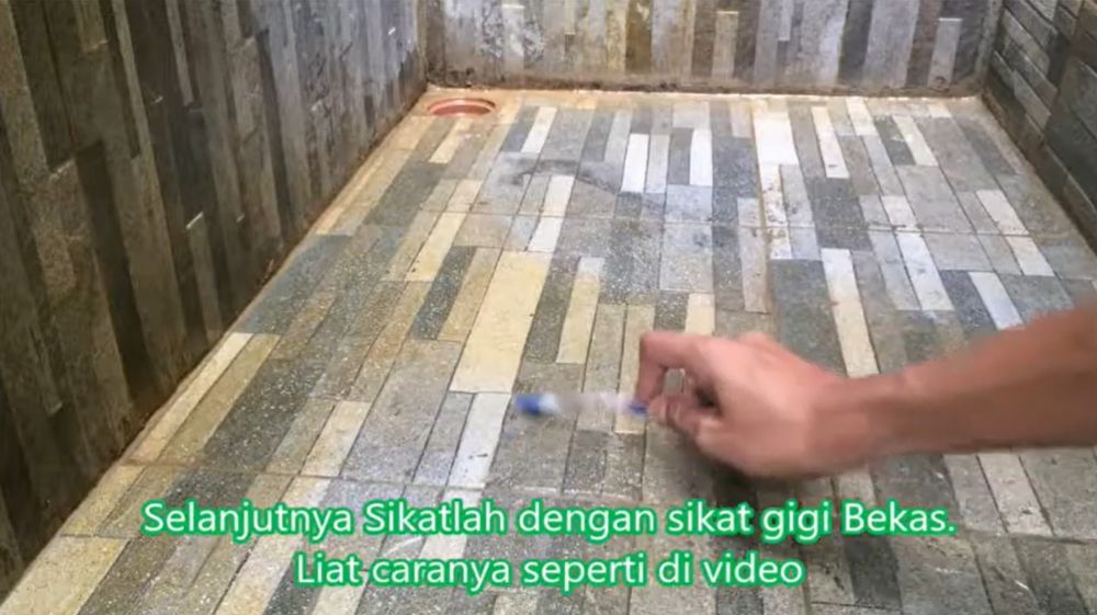 Tanpa diberi sitrun, ini trik bersihkan kerak kuning keramik kamar mandi cuma pakai 1 bahan kue