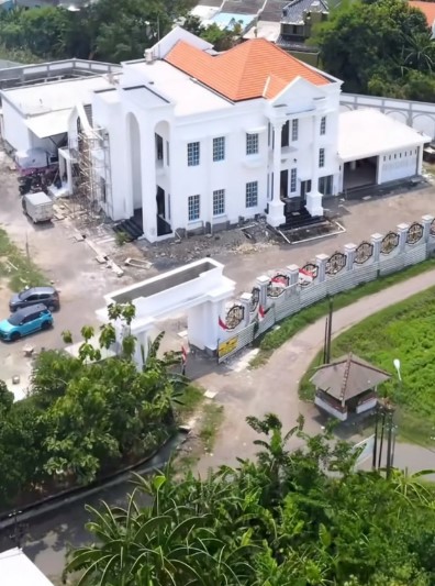 fasad rumah milik bos skincare © berbagai sumber fasad rumah milik bos skincare © berbagai sumber