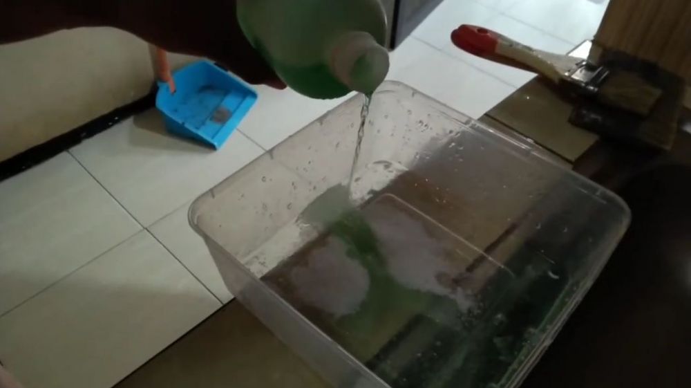 Tanpa disikat, pria ini punya cara membersihkan kerak hitam di pintu kamar mandi pakai 1 bahan dapur