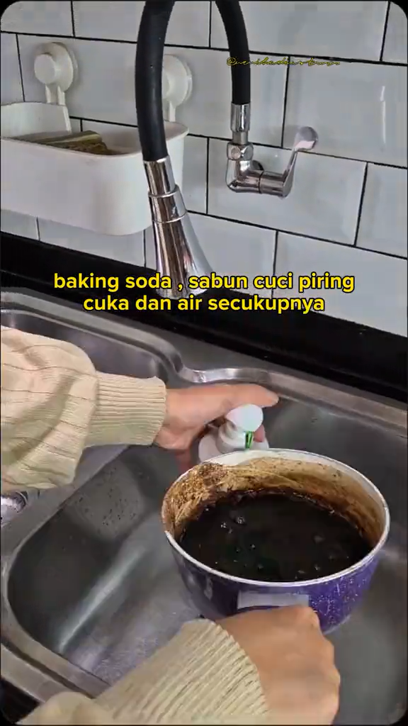 Bukan digosok sitrun, ini cara ampuh enyahkan noda gosong di panci agar kinclong pakai 3 bahan dapur