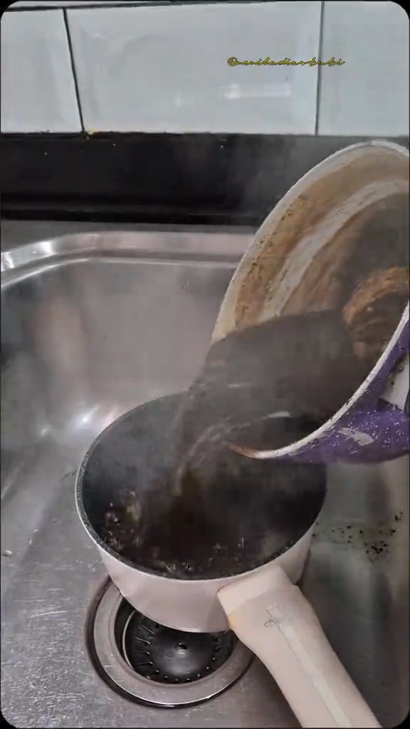 Bukan digosok sitrun, ini cara ampuh enyahkan noda gosong di panci agar kinclong pakai 3 bahan dapur