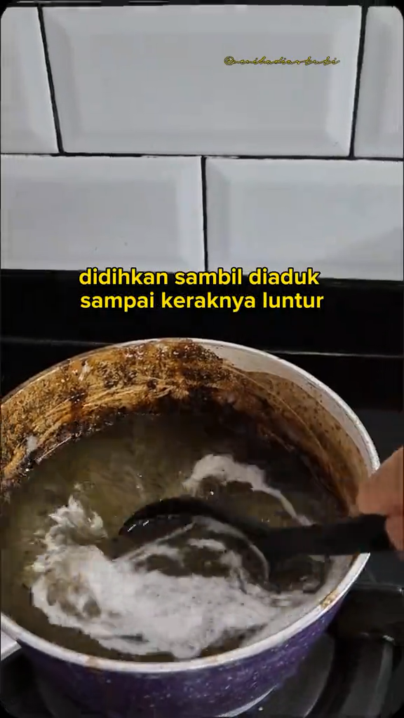 Bukan digosok sitrun, ini cara ampuh enyahkan noda gosong di panci agar kinclong pakai 3 bahan dapur