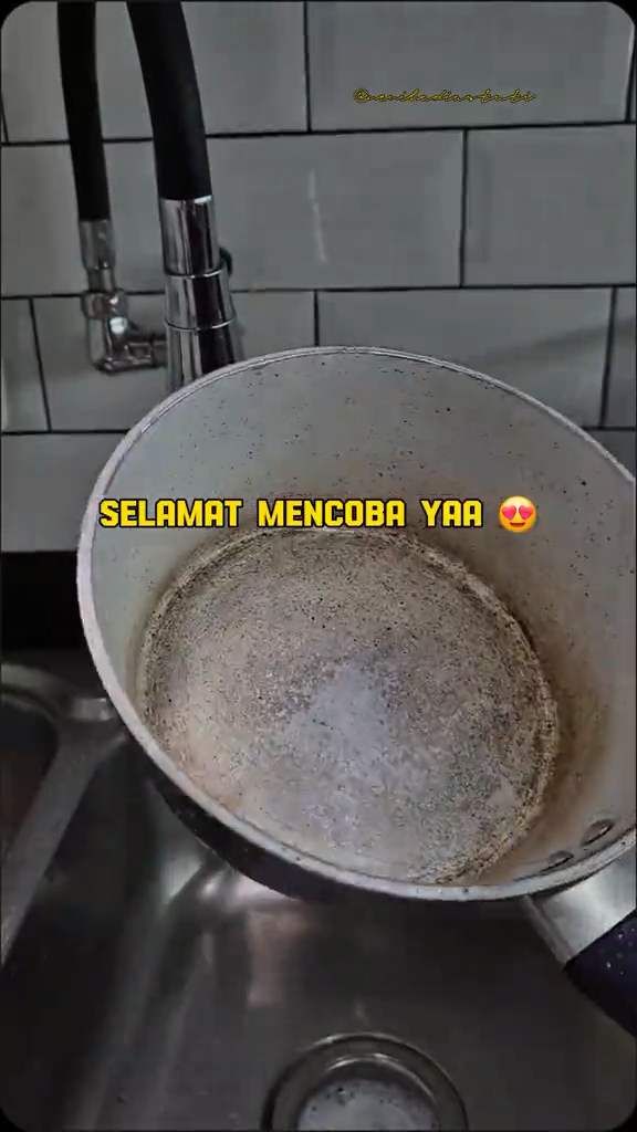 Bukan digosok sitrun, ini cara ampuh enyahkan noda gosong di panci agar kinclong pakai 3 bahan dapur
