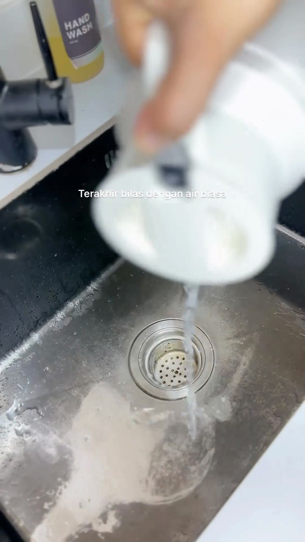 Tanpa bantuan alat apa pun, ini trik mudah atasi wastafel cuci piring mampet cuma pakai 3 bahan dapur