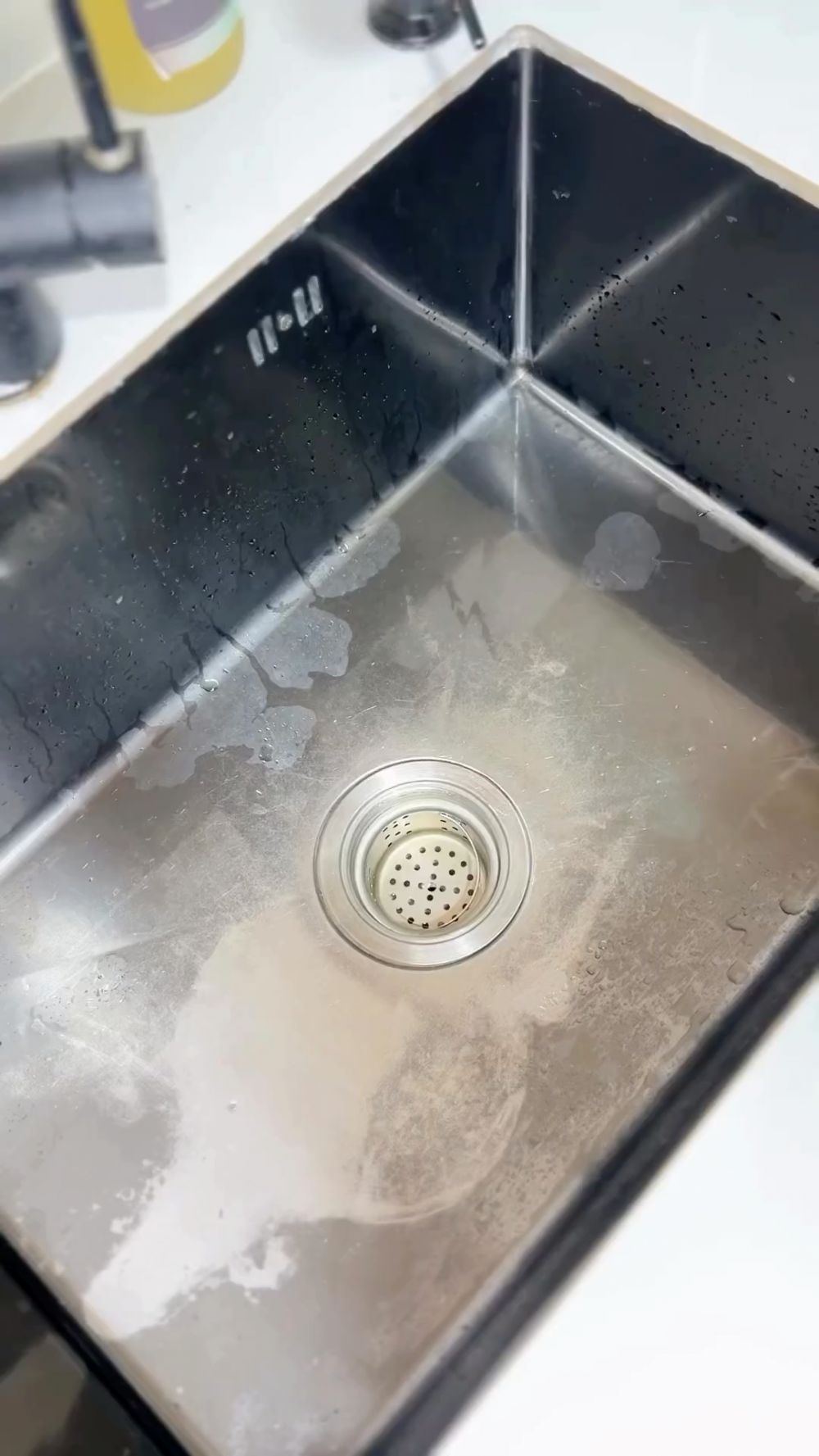 Tanpa bantuan alat apa pun, ini trik mudah atasi wastafel cuci piring mampet cuma pakai 3 bahan dapur