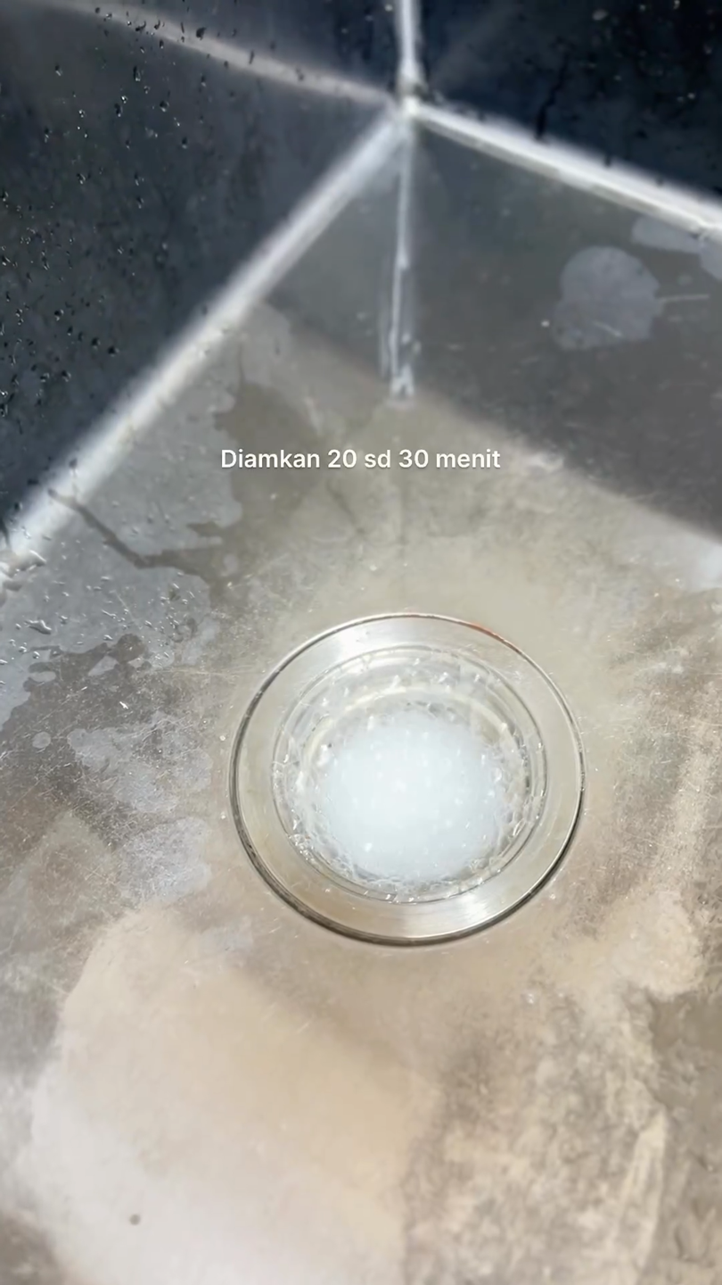 Tanpa bantuan alat apa pun, ini trik mudah atasi wastafel cuci piring mampet cuma pakai 3 bahan dapur
