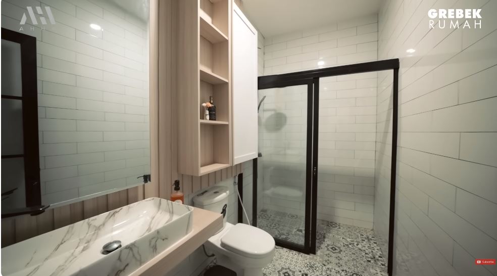 potret kamar cinta laura di kantor © YouTube