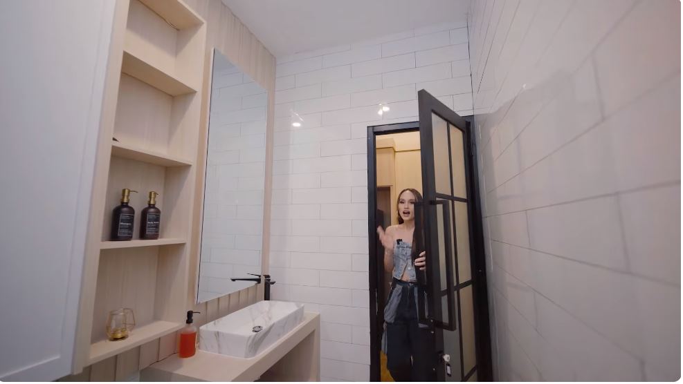 potret kamar cinta laura di kantor © YouTube