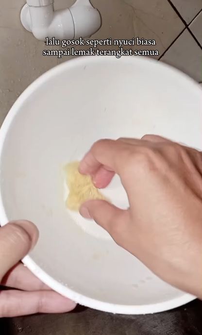 Bukan digosok spons, begini cara bersihkan mangkuk plastik berminyak agar lebih kesat pakai 1 alat ini