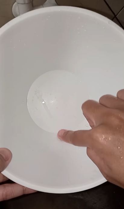 Bukan digosok spons, begini cara bersihkan mangkuk plastik berminyak agar lebih kesat pakai 1 alat ini