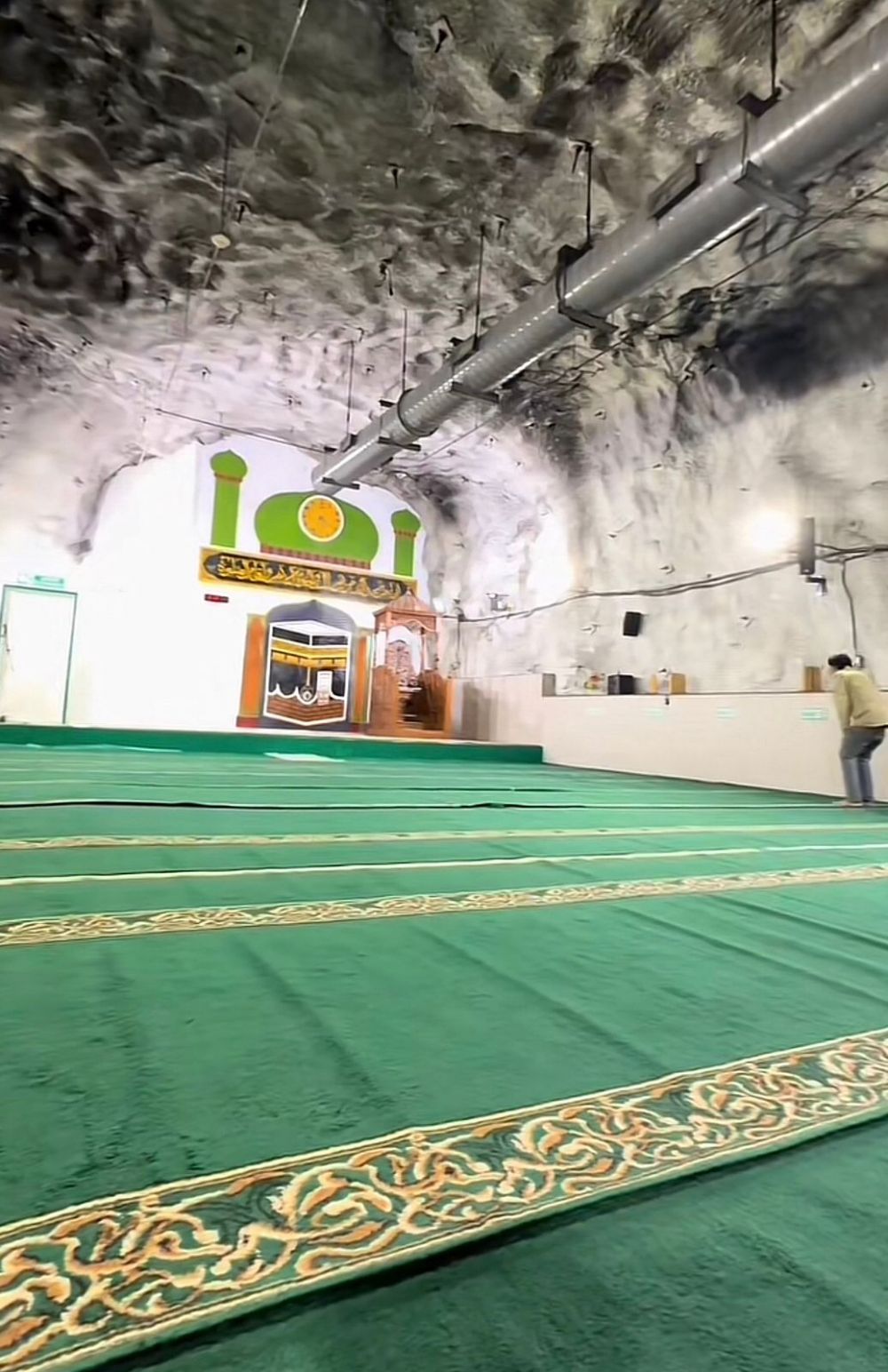 7 Potret masjid bawah tanah tambang emas Papua, tempat ibadahnya luas meski di kedalaman 1.760 meter