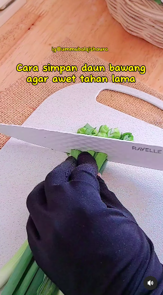 Nggak perlu direndam air, ibu-ibu ini punya cara simpan daun bawang agar tak berair dan tahan lama