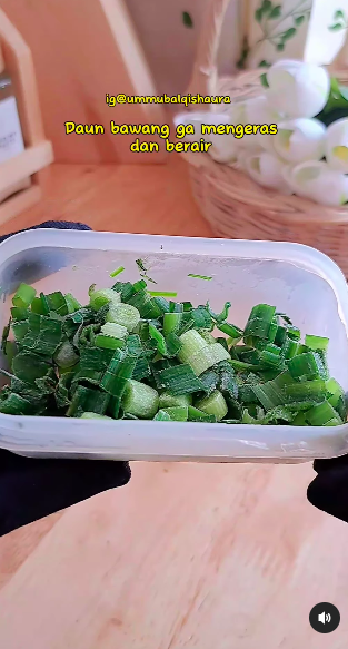 Nggak perlu direndam air, ibu-ibu ini punya cara simpan daun bawang agar tak berair dan tahan lama