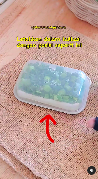 Nggak perlu direndam air, ibu-ibu ini punya cara simpan daun bawang agar tak berair dan tahan lama