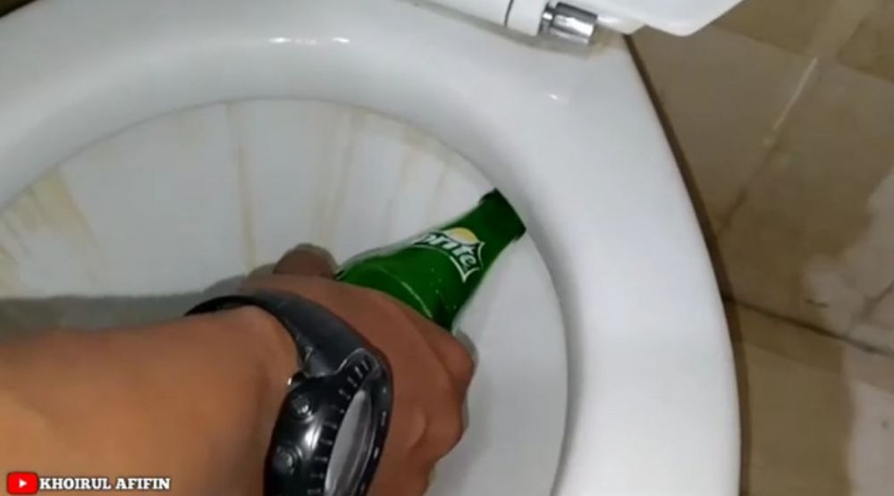 Tanpa disikat sitrun, mekanik ini bagikan trik bersihkan kerak kloset cuma pakai 1 bahan minuman