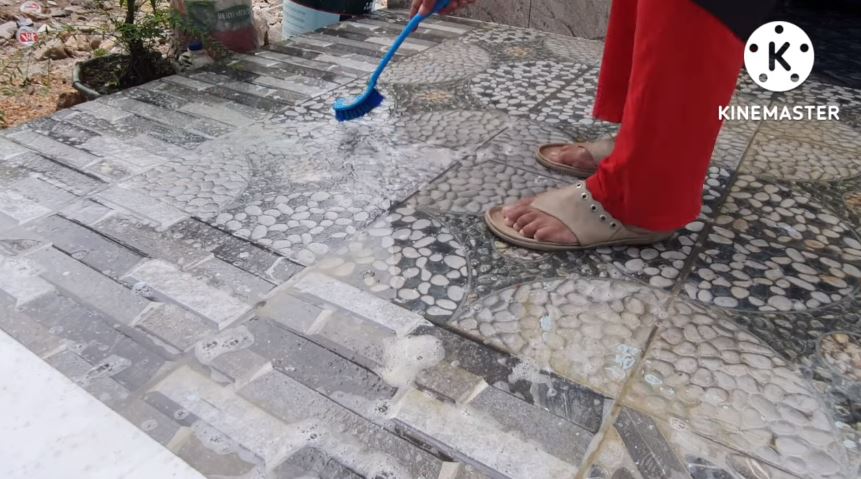 Cuma tambah 2 bahan dapur, ini trik bersihkan kerak keramik kamar mandi agar bersih dan mengilap