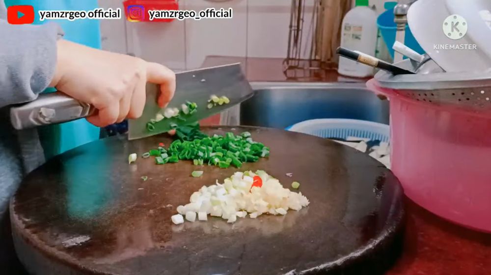 Bukan direndam garam, ini trik memasak terong agar warnanya tetap ungu cerah pakai 1 bahan dapur