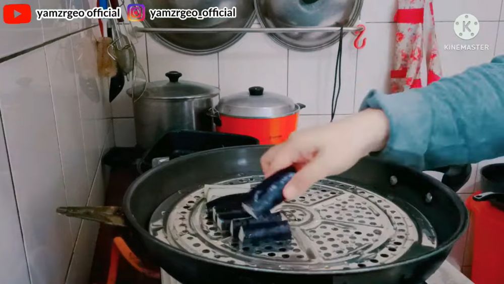 Bukan direndam garam, ini trik memasak terong agar warnanya tetap ungu cerah pakai 1 bahan dapur