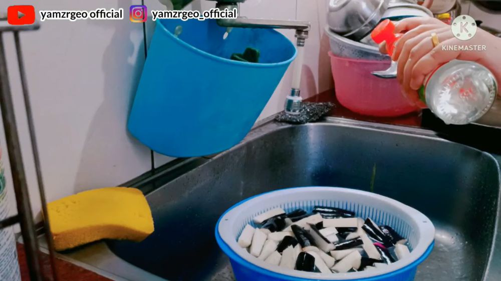 Bukan direndam garam, ini trik memasak terong agar warnanya tetap ungu cerah pakai 1 bahan dapur