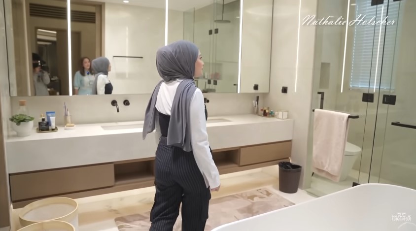 kamar mandi Maia Estianty AC central © YouTube