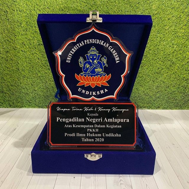 15 Contoh cinderamata untuk sekolah © 2024 berbagai sumber