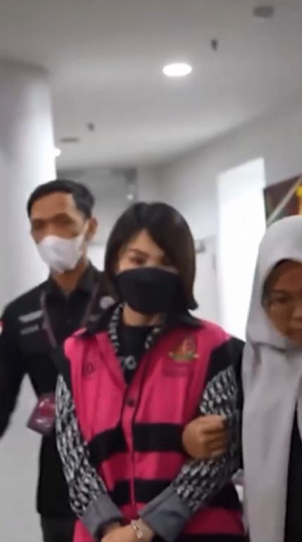 Pakai baju seharga motor, 7 potret Helena Lim saat ditangkap atas dugaan kasus korupsi ini tuai kritik