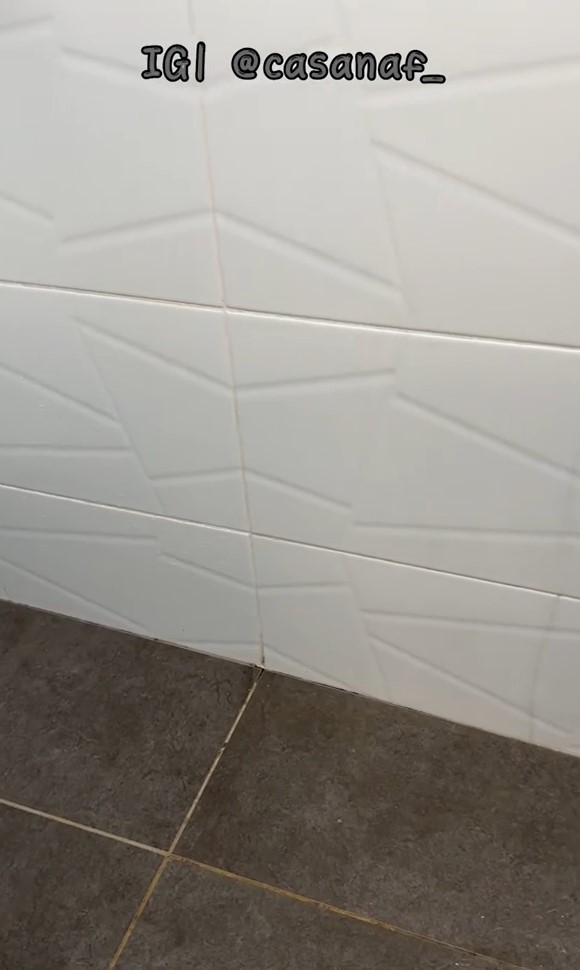 Tanpa disikat, ini trik bersihkan noda kuning keramik kamar mandi cuma tambah 1 bahan dapur