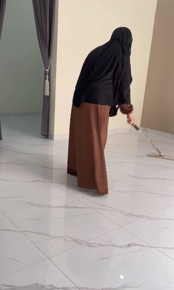 Tanpa diberi garam, ini trik mengepel lantai agar kesat sampai seminggu cukup tambah 1 bahan dapur
