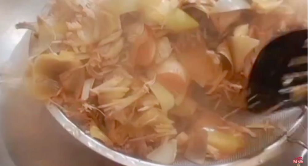 Tanpa tambahan baking soda, ini trik merebus jantung pisang agar warnanya putih pakai 1 bumbu dapur