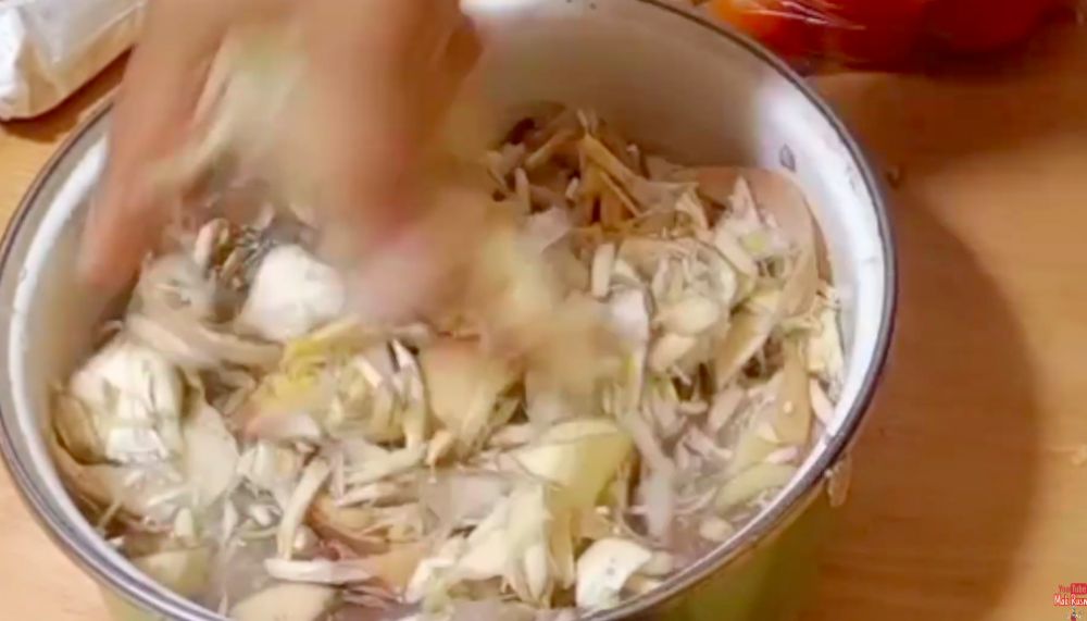 Tanpa tambahan baking soda, ini trik merebus jantung pisang agar warnanya putih pakai 1 bumbu dapur