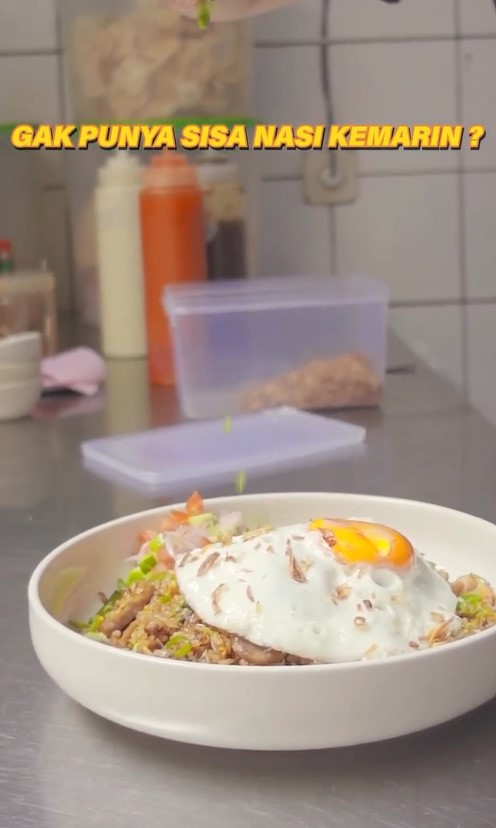 Tak perlu nasi sisa kemarin, chef ini punya trik agar tekstur nasi goreng tak lembek dan lebih pera