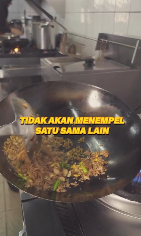 Tak perlu nasi sisa kemarin, chef ini punya trik agar tekstur nasi goreng tak lembek dan lebih pera