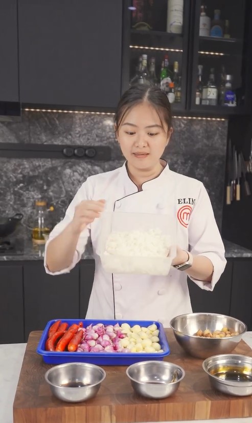 Tak perlu nasi sisa kemarin, chef ini punya trik agar tekstur nasi goreng tak lembek dan lebih pera