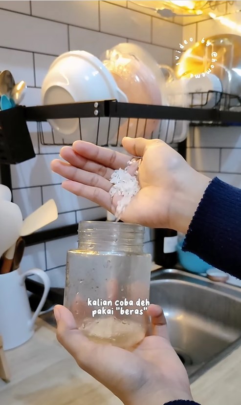 Tanpa digosok spons, ini trik praktis bersihkan toples berminyak agar kesat pakai 1 bahan makanan