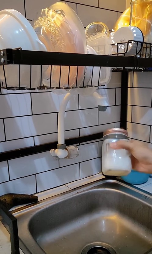 Tanpa digosok spons, ini trik praktis bersihkan toples berminyak agar kesat pakai 1 bahan makanan